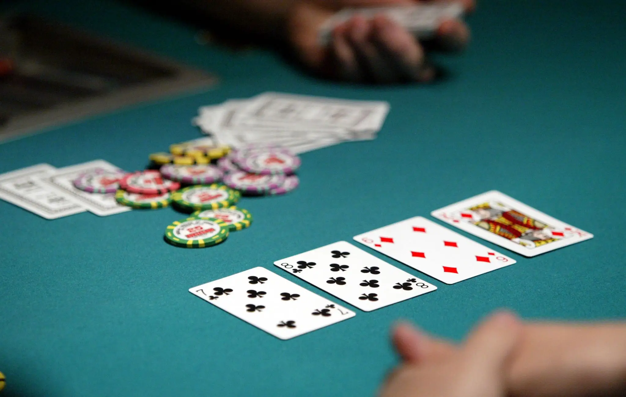 Poker là trò chơi kịch tính và đầy hấp dẫn, thu hút nhiều người tham gia Poker là trò chơi kịch tính và đầy hấp dẫn, thu hút nhiều người tham gia